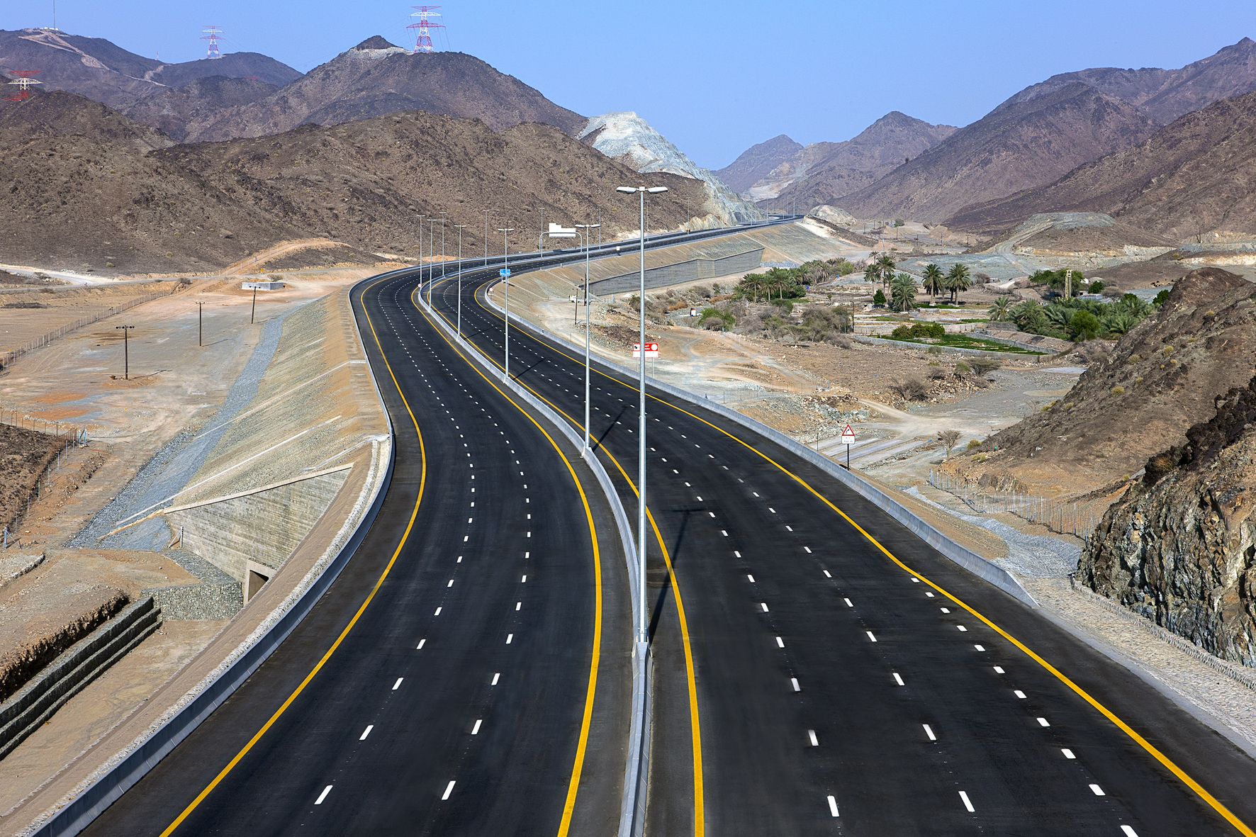 Дубай трасса. Автобан Дубай. Дорога Дубай Фуджейра. Дороги в ОАЭ. Арабские дороги.